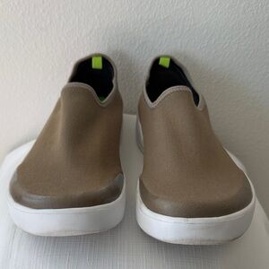 Oofos women’s Oomg Eezee low size 9